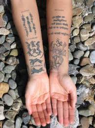 Le bouddha, qui aurait atteint le stade d'illumination du bodhi, enseignait le dhamma, l'état de rectitude morale et de vérité qui se trouve dans chaque être humain et dans l'univers. 76 Idees De Tatouage Homme Tatouage Tatouage Homme Tatouage Thai