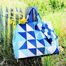 Un petit cabas en jean peut convenir à tout type de femme. Coudre Un Cabas En Jean A Motifs Triangles Et Sa Pochette Marie Claire