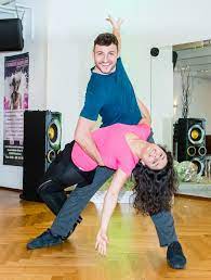 Jedes paar tanzte dabei eine show und wurde im vergleich mit 6 weiteren paaren von 3 wertungsrichtern bewertet. Robert Beitsch Ganz Privat Wie Lebt Und Liebt Der Let S Dance Tanzer Privat News De