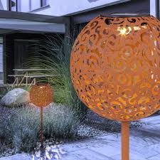 Die solarkugeln für den garten bestehen aus gefrostetem kunststoff und sind für den ganzjährigen dies macht die solarkugeln für den garten außergewöhnlich. Globo Led Solarkugel Rostfarbig H 54 Cm 0 06 W Kaufen Bei Obi
