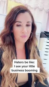 Lisa Collum's Instagram, Twitter & Facebook