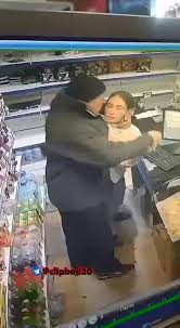 حمله وحشیانه یک پیرمرد به یک دختر جوان با چاقو!