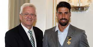 Am längsten brauchte demnach sami khedira, um sein 4 millionen euro teures haus in stuttgart zu finanzieren: Verdienstorden Des Landes An Sami Khedira Staatsministerium Baden Wurttemberg