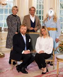 De nederlandse zanger beweegt zich tussen de muziekstijlen van tom jones, john rowles en natuurlijk engelbert humperdinck, om de aanwezigen het moment van hun leven te bezorgen. Amalia In De Tv Kantine Maar Wie Zit Er Onder Die Blonde Lokken Linda Nl