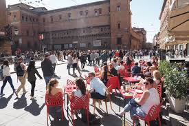 Passare in zona bianca significa riconquistare la libertà dal coprifuoco (che non c'è più) e non dover più sottostare alle limitazioni per numero. Cbzf 6i2dqilum