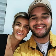 Jean Henriquez's Instagram, Twitter & Facebook