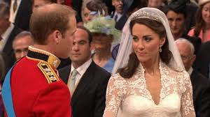 El vestido, uno de los mayores secretos, todavía no se sabe quién lo ha diseñado pero se calcula que costará alrededor de 434.000 dólares. Las Televisiones De Todo El Mundo Han Ofrecido En Directo La Boda Del Principe Guillermo Y Kate Middleton Rtve Es