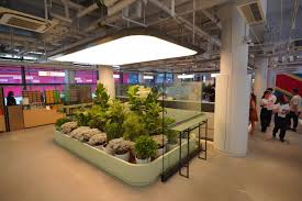 中環街市係香港一座好有歷史價值嘅舊街市，亦係三級歷史建築，3層高，喺香港島 中環 德輔道中80號同皇后大道中93號，係香港而家唯一一座完整嘅包浩斯風格建築物。 1939年啟用，2003年關閉，2017年開始翻新。 交通. Klp3aockhf1lym