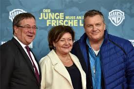 Sein konkurrent markus söder ist aus dem rennen. Publikum Feiert Hape Kerkelings Neuen Film Der Junge Muss Mal An Die Frische Luft