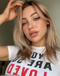 Cô gái 23 và bạn trai 63 chia sẻ về cuộc sống xa hoa gây tranh cãi