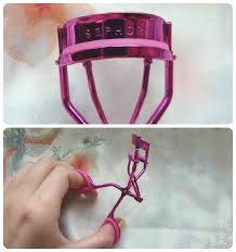 Appliquez d'abord le mascara de la base des cils jusqu'aux pointes en veillant à bien séparer les cils les uns des autres. Recourber Ses Cils Comme Une Pro Avec Un Eyelash Curler En 3 Techniques La Vie Du Blond Cote