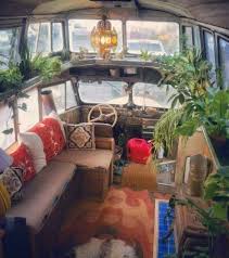 20 Vans Transformes En Maison Qui Vont Vous Donner Des Envies De Road Trip Vivre Dans Un Bus Caravane Maison Mobile