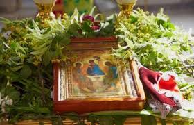 День святої трійці (п'ятидесятниця, день зіслання святого духа, зелена неділя) — одне з головних християнських свят, яке у православ'ї входить до числа дванадесятих свят. Zeleni Svyata Abo Den Svyatoyi Trijci Tradiciyi Ta Istoriya Svyata