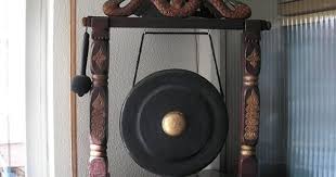 Alat musik sape dibuat dari jenis kayu yang lembut yaitu kayu meranti. Alat Muzik Tradisional Traditional Music Gongs Antiques
