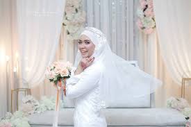 Jika dibandingkan antara perdagangan dalam negeri dan luar negeri, maka perdagangan luar negeri tentu saja memiliki aturan yang diberlakukan oleh pemerintah indonesia jauh lebih ketat dan rumit. 6 Sebab Kenapa Saya Pilih Nada Bridal Bachok Kelantan Emilinda