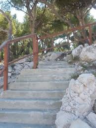 Le camping du paradis est situ� � la pointe de la presqu'�le du croisic, dans un coin de campagne entour� par la mer, � 500m de la c�te il est situé à la pointe de la presqu'île du croisic, à 500m de la côte sauvage et des premières plages, à 2km du port de pêche et du centre ville. Le Fameux Escalier De La Serie Camping Paradis Picture Of Camping Lou Cigalon Martigues Tripadvisor