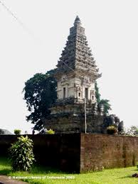 Di sekitar area candi ada taman yang candi jawi (nama asli: Candi Jawi Jawa Timur Kepustakaan Candi