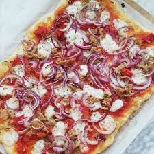 pizza tonno e cipolle pizza tonno e cipolla pizza al tonno pizza