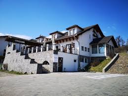 19:06 basarab gogoneata 10 578 просмотров. Unde Sa Te Cazezi Si Ce Sa Mananci Daca Ajungi In Harghita Razvan Pascu