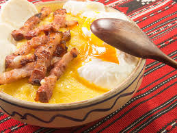 Trebuie sa stiti ca numarul de calorii care trebuie consumate pe zi variaza in functie de sex, greutate, varsta si stil de viata. Cate Calorii Are MÄƒmÄƒliga 6 Motive SÄƒ O Consumi Mai Des DietÄƒ Fitness Nutritie Pagina 1 Eva Ro