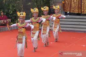 Yuran sangatlah berpatutan, masa yang fleksibel dan dibinbing oleh jurulatih bertauliah. Tari Gandrung Tari Tradisional Masyarakat Lombok Halaman All Kompas Com