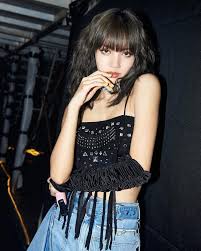 Lisa (Black Pink) được khen đẹp như thiên thần khi diện đầm nữ tính