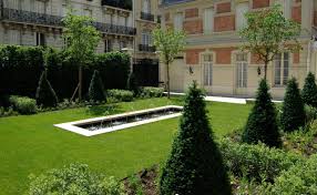 Jardin Prestige Avec Ifs Tailles En Cones Bassin Avec Jet D Eau Sur Mesure Jardin Haut De Gamme Jardin Graphique Jardin Classique Bassin De Jardin Jardins