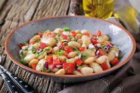 C'è chi la prepara aggiungendo la passata di pomodoro, chi i pomodorini freschi. Insalata Di Fagioli La Ricetta Calabrese Bottega Di Calabria