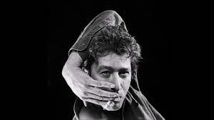 Parue en 1974, les mots bleus figure parmi les titres les plus célèbre du chanteur christophe, et s'adapte parfaitement à l'apprentissage du chant. Alain Bashung Les Mots Bleus Youtube