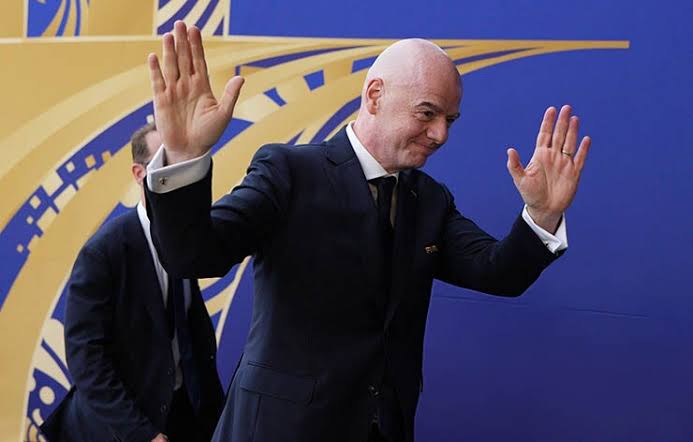 Chủ tịch FIFA Infantino xin lỗi nhưng không từ chức, quyết bám trụ ghế nóng