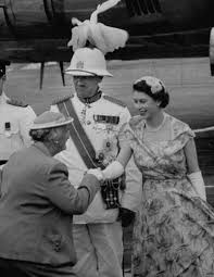 Đây là thực đơn ăn kiêng và bí quyết giúp nữ hoàng elizabeth ii ở tuổi 94 vẫn sở hữu vẻ ngoài trẻ hơn nhiều so với tuổi, sống khỏe mạnh và có thể thường xuyên cưỡi ngựa, dạo phố. áº£nh ChÆ°a Tá»«ng Cong Bá»' Vá» Ná»¯ Hoang Elizabeth Ii Thá»i Tráº»