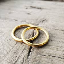 ✓ gratis para uso comercial ✓ imágenes de gran calidad. Alianza De Plata Chapada En Oro Anillo Sencillo Dorado Alianza Lisa