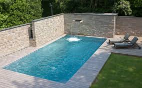 Konsequent Genutzt Und Optimal Geschutzt Gartenpools Sichtschutzmauer Und Schwimmingpool Garten