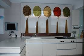 Para la cocina, los estores enrollables de rayas ofrecen un toque de diseño pero también te garantizan intimidad y claridad. Estores Enrollables Para Cocina Cortinas De Cocina Modernas Cortinas Para Cocina Estores Enrollables