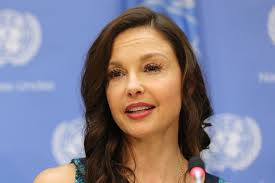 Rumor on ashley judd comes up because she has past more than two decades of her career until today. Ashley Judd Schauspielerin Verlor Fast Ein Bein Im Dschungel Gala De