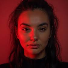 Odaberite tačan odgovor⤵ Kako u saobraćajnoj situaciji kao na slici mora  postupiti vozač vozila broj 2? a) proći prije vozila broj 1; b) propustiti  vozilo broj 1; 🚦 www.autoskolatica.ba/ #Testovi #AutoškolaTica