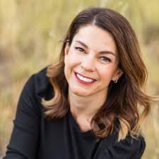 Lindsey Leavitt's Instagram, Twitter & Facebook