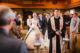 Kann man kirchlich heiraten, wenn nur einer kirchenmitglied ist? Kirchliche Trauung Einzug Mit Brautvater Oder Brautigam