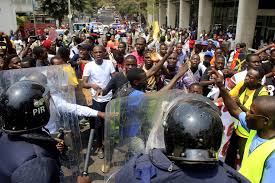 Israel campos, um dos promotores da manifestação luanda lixada, marcada para 01 de maio, explicou à lusa que a carta comunicando a realização da manifestação foi endereçada ao governo provincial de luanda (gpl) em 21 de abril, tendo este respondido em tempo recorde no dia seguinte, declinando o pedido. Deputado Da Unita Agredido Em Manifestacao Em Luanda Fala Em 40 Detidos Jornal Visao