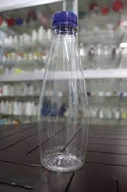 Selain dapat menyerap bau, baking soda juga dapat menghilangkan bau serta noda pada botol. 5 Tips Sederhana Membersihkan Botol Plastik