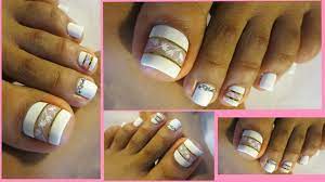 Habremos quienes preferimos diseños sencillos en colores sólidos y el mismo color en todas las uñas pero hay otras chicas que les encantan los detalles como. Pedicure Facil De Hacer En Color Blanco Pedicure White Design Youtube