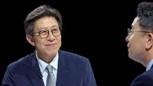 제17대 국회의원과 이명박 정부의 청와대 정무수석, 국회사무총장 등을 역임하였으며, 현재 동아대학교 사회학과 교수이다. ì°ì „ ë°•í˜•ì¤€ ë¬¸ìž¬ì¸ ì •ë¶€ ì¼ìžë¦¬ ì •ì±… ë¹„íŒ ì´ìƒì— ë¹„ì‹¼ ë°˜ì°½ê³  ë¶™ì¸ ê²© í•œê²½ë‹·ì»´