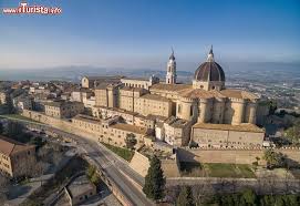 Sorge a loreto in piazza della madonna, a 127 metri s.l.m., al termine della via lauretana. Loreto Marche Pellegrinaggio Al Santuario Della Madonna Cosa Vedere