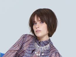 Il caschetto corto, sotto le orecchie, dalle linee simmetriche e geometriche, preferibilmente con riga centrale o frangetta e messa in piega naturale è . Tagli Capelli Corti Primavera Estate 2022 I Look Da Copiare The Wom Beauty