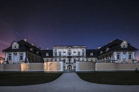 Rákóczi ferenc zálogosította el a török ellenes háborúk 3 az 1716 és 1730 között épült kastély egyedülálló módon ötvözte a kor divatjának megfelelően a francia. Felebredt Tobb Evszazados Almabol Az Edelenyi Kastelysziget