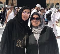 وضعت الفنانة سمية الخشاب كلمة النهاية لما وصفته سابقا بالعلاقة الروحانية مع المطرب أحمد سعد، لتبدأ صفحة جديدة قالت إنها ستعلّم الناس جميعا الحب، بعد حفل زفافهما. Ø³ÙÙØ© Ø§ÙØ®Ø´Ø§Ø¨ ÙØ¹ ÙØ§ÙØ¯ØªÙØ§ Ø¨Ø§ÙØ­Ø¬Ø§Ø¨ ØµÙØ±Ø© ÙØ¬ÙØ© Ø§ÙØ¬Ø±Ø³
