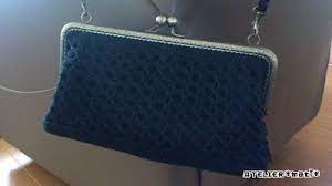 謝恩会用に編んでいた自分用のがま口バッグ お待たせしていましたが 編み図書けました 私には珍しく黒のシンプルながま口バッグです ショルダー用の紐をつけましたが 紐は取り外し自由なので 持ち手を変えてハンドバッグ風にもでき がま口 編み 図 バッグのパターン