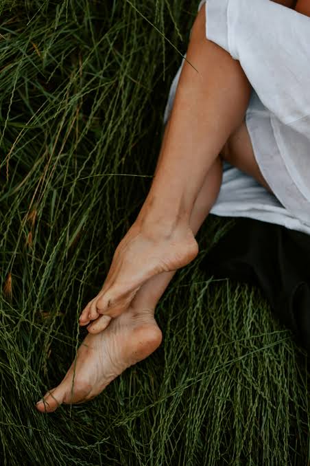 Una persona acostada en la hierba con los pies en alto - Foto gratuita en  Unsplash