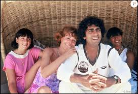 En arrivant à la place négrier, j'ai entendu deux coups de feu et vu un homme s'écrouler. Enrico Macias Avec Sa Femme Suzy A Saint Tropez Le 12 Juillet 1978 Purepeople