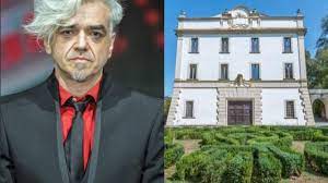 In un comunicato sgarbi spiega che il secolare palazzo, è immerso in un grande parco ed ospita quella di morgan a monza è una casa museo. Vittorio Sgarbi Offre Una Casa A Morgan L Arte Va Sostenuta In Maniera Concreta